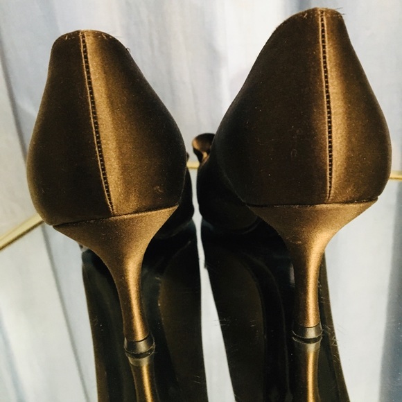 STUART WEITZMAN brown satin ruffle peep toe heels - Picture 5 of 7